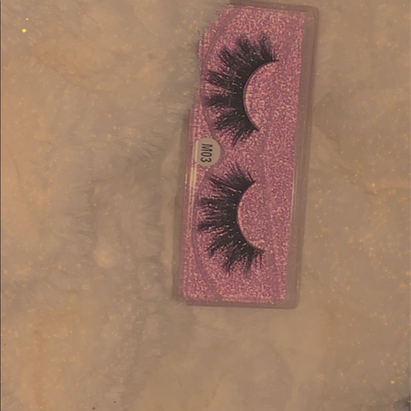 Lashes - Picture 3 of 4